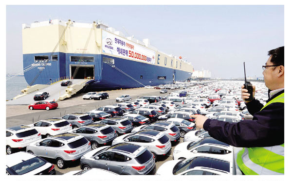 ▲ 내년 한국의 자동차산업은 올해 대비 역성장 예상된다. 사진은 현대차 울산항 선적부두 전경. 현대차 제공