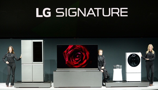 LG시그니처 냉장고, LG 시그니처 올레드 TV, LG 시그니처 공기청정기, LG 시그니처 세탁기를 소개하고 있다. 사진제공 LG전자 