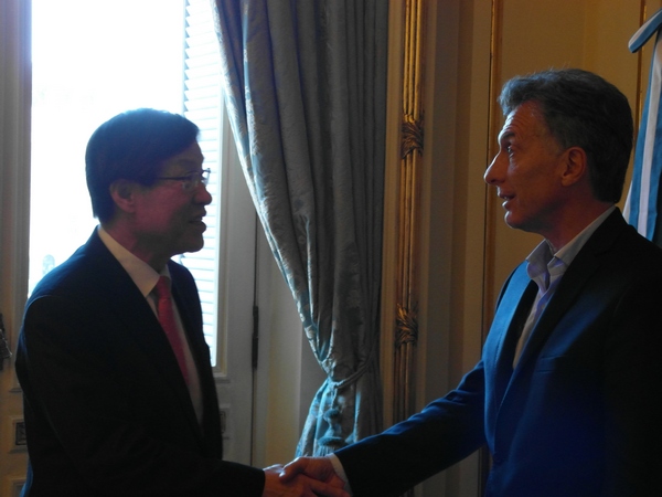 포스코 권오준 회장(사진 왼쪽)은 15일(현지 시간) 아르헨티나 마크리 대통령(사진 오른쪽)과 환담을 갖고 향후 리튬 사업의 협력 방안에 대해서 협의했다./제공 포스코