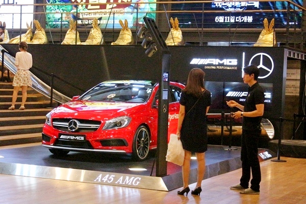 벤츠가 1월에 이어 지난달에도 수입차 업계 판매 1위를 차지했다. 사진은 지난해 중반 벤츠가 서울 코엑스몰에 위치한 복합상영관 메가박스에 전시한 A45 AMG. 한 여성이 직원에게 차량에 대해 문의하고 있다. 정수남 기자