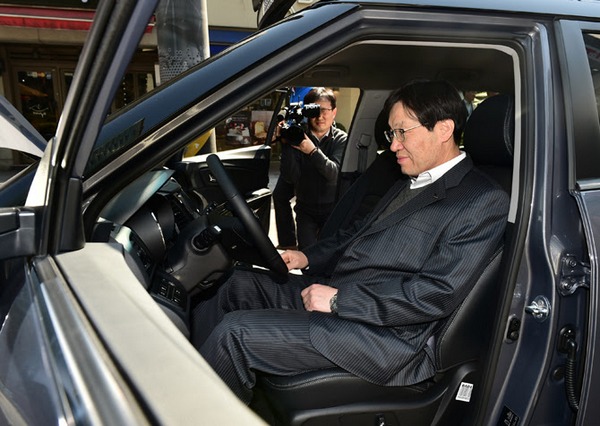 권오준  회장이 포스코센터 티볼리에어 내외부를 자세히 살펴본 후 운전석에 앉아보고 있다./제공=포스코