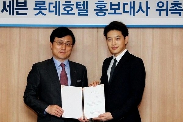 (왼쪽부터)김성한 대표와 세븐이 기념 사진을 찍고있다.