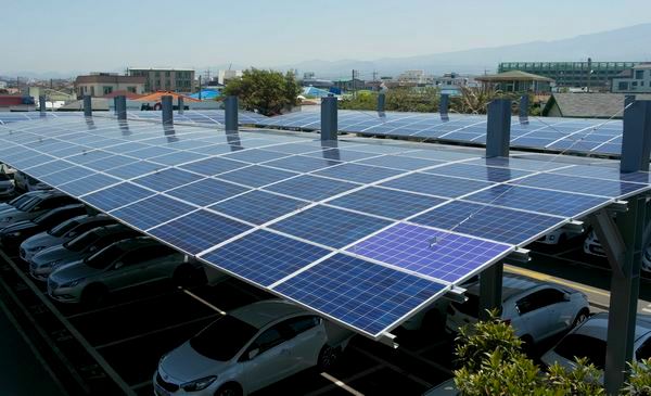 AJ렌터카는 제주지점의 차량 입출고장 전역을 태양광 전력생산이 가능토록 꾸몄다.