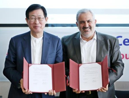 (왼쪽부터)조환익 사장이 이란 최대 에너지 인프라 보유 기업인 마파나그룹 압바스 아리아바디 회장과 전력사업 분야 공동 개발을 위한 MOU를 체결하고 기념 사진을 찍고있다. 한전 제공