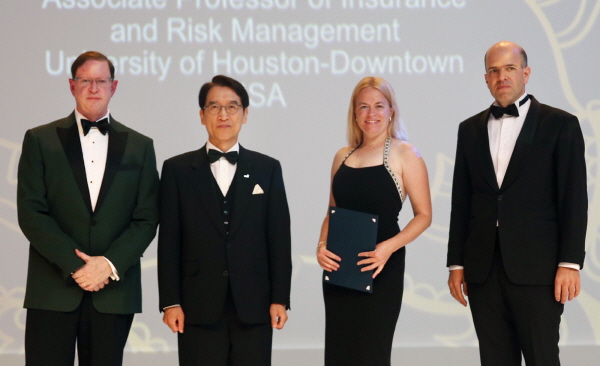 △사진설명: 신창재 교보생명 회장(왼쪽 두 번째)이 13일 저녁 싱가포르 샹그릴라호텔에서 열린 ‘2016 세계보험협회(IIS) 글로벌인슈어런스포럼(Global Insurance Forum 2016)’에서 신용호세계보험 학술대상을 수상한 미국 휴스턴다운타운대학 파멜라 헐리(Pamela R.Hyrley) 교수(왼쪽 세 번째)와 기념사진을 촬영하고 있다(왼쪽 첫 번째 마이클 모리세이Michael  Morrissey) IIS 회장, 파비앙 소머록(Fabian Sommerrock) 제네바 어소시에이션 사무차장)/사진제공=교보생명