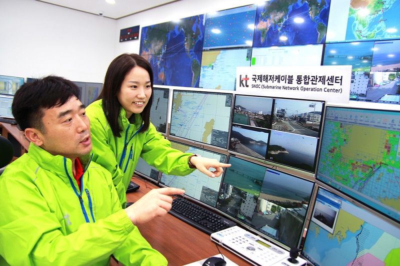 KT 직원이 부산 송정에 위치한 ‘국제해저케이블 통합관제센터’에서 해저케이블 장애여부를 확인하고 있다.