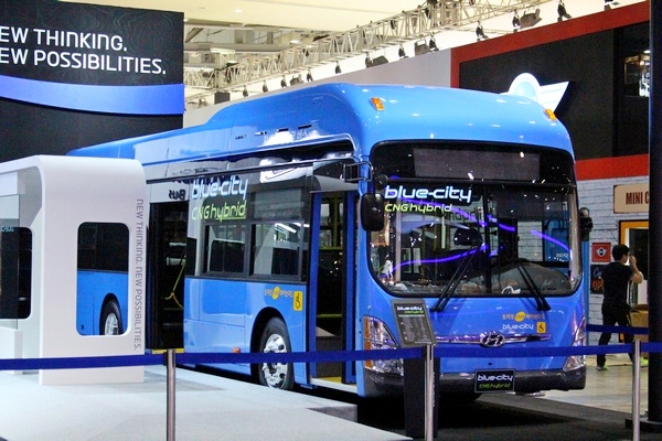 전기와 압축천연가스(CNG)를 연료로하는 현대자동차 버스. 