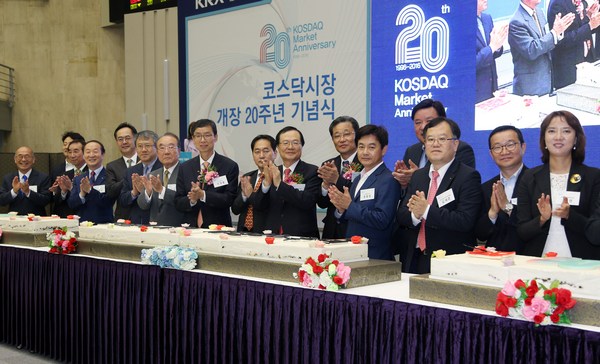 한국거래소는 1일 열린 서울사옥 홍보관에서 정부, 벤처업계, 상장법인 등 120여명이 참석한 가운데 코스닥시장 개장 20주년 기념식을 개최했다./제공=한국거래소