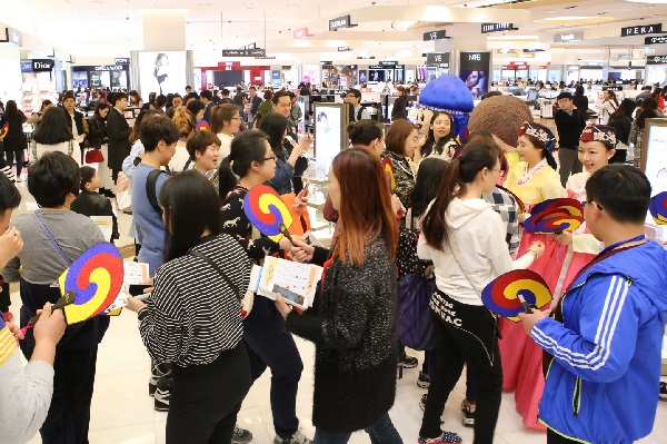 중국인 관광객들이 화장품 매장을 돌아보고 있다. HDC신라면세점 제공 