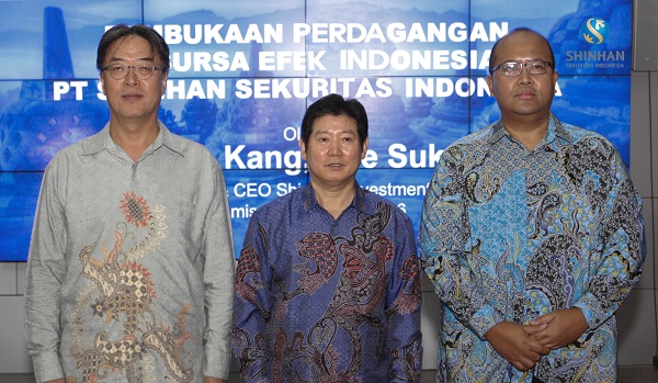 (왼쪽부터) 이명호 주인도네시아 총영사, 신한금융투자 강대석 대표, 마데 윈디 위자야(Made Windi Wijaya) 신한금융투자 인도네시아 법인장.