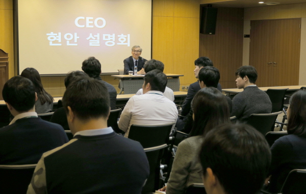 유창근 현대상선 사장이 14일 임직원들과 함께 'CEO 현안 설명회'를 가지고 있다.
