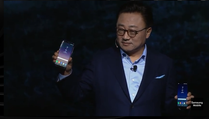고동진 삼성전자 무선사업부 사장이‘삼성 갤럭시 언팩 2017’에서 갤럭시S8·플러스를 직접 소개하고 있다. (유튜브 캡쳐)