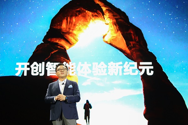 고동진 삼성전자 무선사업부장 사장이 중국 베이징 외곽 구베이슈에이전에서 열린 제품 발표회에서 갤럭시S8 시리즈를 소개하고 있다. (삼성전자 제공)