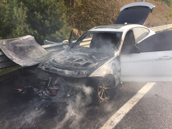 4월 말 운행 도중 화재사고가 발생한 A씨의 'BMW320GT'. 