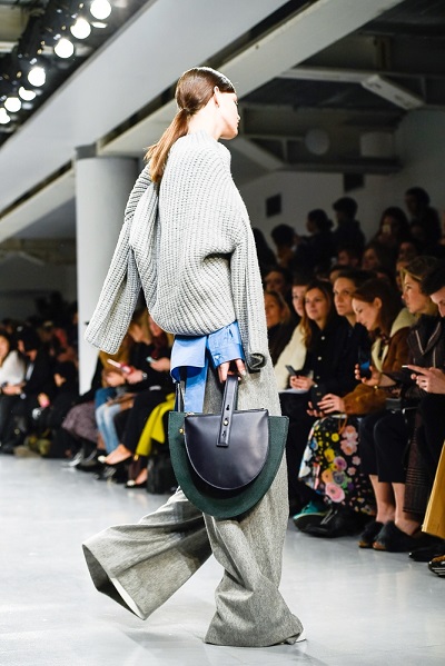 지난 2월 모델이 ‘2017년 가을·겨울 시즌 런던패션위크’에서 선보였던 덱케 ‘미니 크로스바디’ 백을 들고 런웨이를 걷고 있다. 현대백화점그룹 제공 