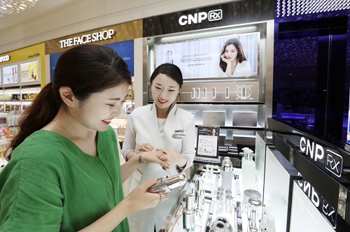잠실 롯데월드타워 면세점에 입점한 CNP Rx 매장에서 고객이 제품 상담을 하고 있다. LG생활건강 제공 