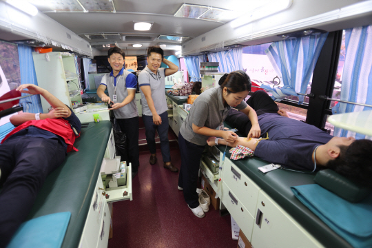 7일 한국석유공사 임직원들이 본사 1층 헌혈버스에서 헌혈을 하고 있다. 사진=한국석유공사
