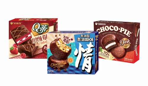 (좌측부터) 오리온이 각각 출시한 중국 '큐티파이 레드벨벳', 한국 '초코칩 초코파이', 베트남 '초코파이 다크', 오리온 제공 
