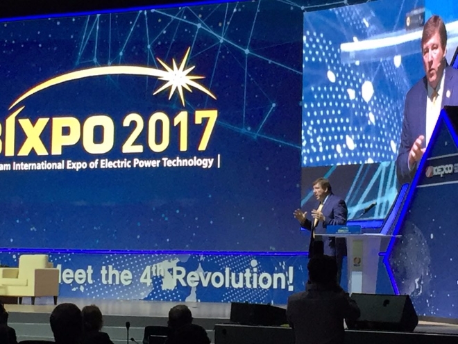 2일 마이크하워드(Mike Howard)EPRI 부사장이 광주 김대중컨벤션센터에서 열린 글로벌 종합에너지박람회 ‘BIXPO’에서 EPRI TI SUMMIT는 올해 전력에너지 산업분야 등에 대해 설명하고 있다. 사진=유명환 기자.