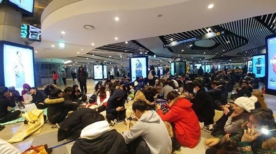22일 새벽 2시경 서울 롯데백화점 잠실점 에비뉴엘 매장 앞에서 '평창 롱패딩'을 구매하기 위한 대기줄이 늘어서 있다. 독자제공
