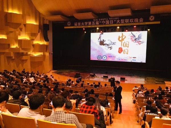 지난 27일 서울 연세대학교에서 열린 중국 유학생 주최 '중국의 날' 행사에서 신라면세점이 이벤트를 진행하는 모습. 호텔신라 제공