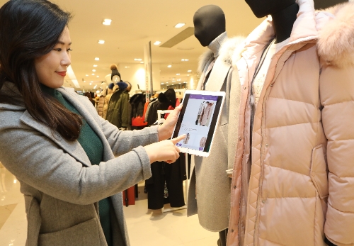 롯데백화점은 오는 21일부터 인공지능(AI) 쇼핑가이드 '로사'를 출시한다. 롯데백화점 제공 
