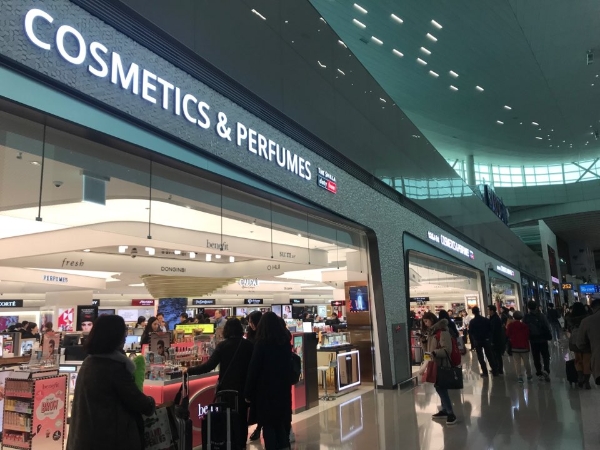 18일 고객들이 인천국제공항 제2여객터미널(T2)에 위치한 신라면세점 화장품·향수 매장을 둘러보고 있다. 신미진기자 