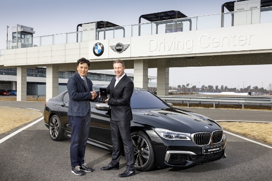 30일 BMW 코리아가 전직 야구선수 이승엽에게 ‘프렌드 오브 BMW(Friend of BMW)’로 선정하고 인천 영종도에 위치한 BMW 드라이빙 센터에서 차량 인도식을 진행했다. 사진=BMW 코리아.