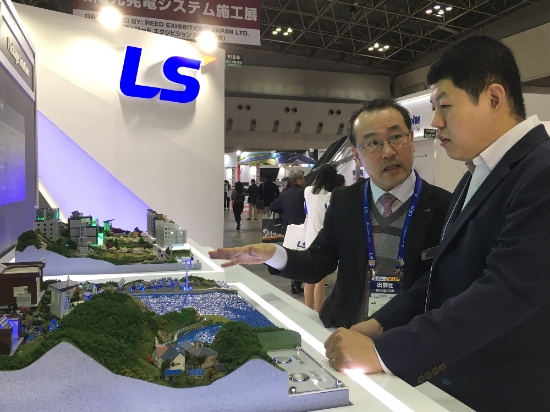 LS산전이 일본 도쿄 빅사이트에서 열린 월드 스마트 에너지 위크 2018 행사에서 PV, ESS 등 신재생 발전시스템 토털 솔루션을 산보였다. 사진은 LS산전 관계자가 고객에게 자사의 스마트에너지 패키지 솔루션을 설명하고 있는 모습. 사진=LG산전.