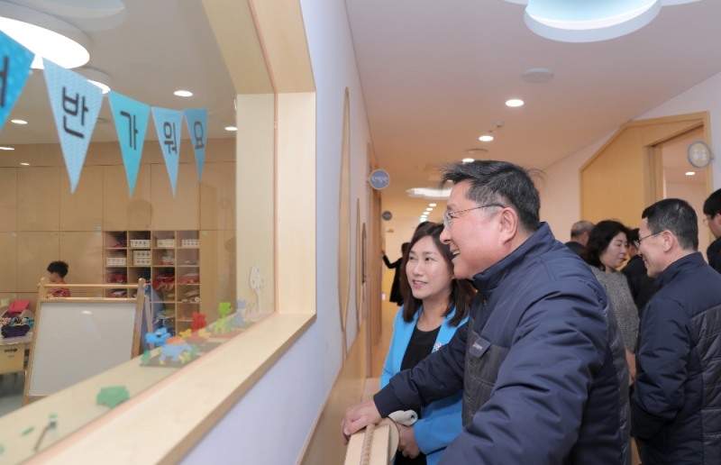 △한상범 LG디스플레이 CEO(오른쪽)가 정다운 어린이집 원장(좌측)과 함께 추가 개원한 어린이집을 둘러보고 있다
