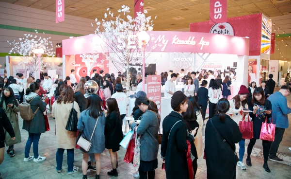지난달 코엑스에서 열린 ‘겟잇뷰티콘’ 행사에 참여한 고객들이 SEP 부스를 방문하기 위해 줄을 서고 있는 모습. CJ오쇼핑 제공 