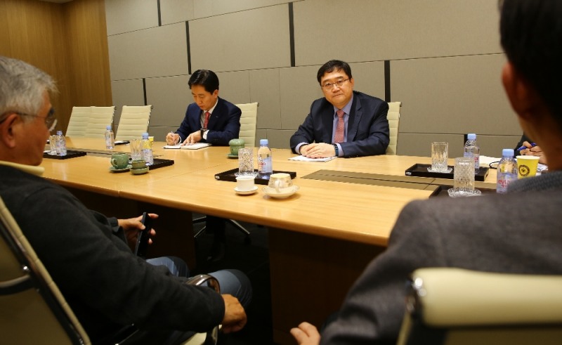 구성훈 삼성증권 대표가 11일 서울 강남구 삼성타운금융센터에서 열린 ‘배당사고 관련 고객 및 투자자 간담회’에서 피해 투자자 및 고객들과 대화를 나누고 있다.