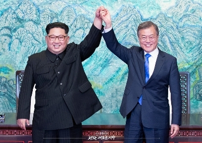 문재인 대통령과 김정은 국무위원장이 4.27 남북정상회담에서 판문점 선언문에 서명한 뒤 손을 들어 보이고 있다. (자료사진= 청와대)