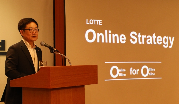 강희태 롯데쇼핑 대표이사가 15일 서울 중구 롯데호텔에서 기자간담회를 열고 향후 온라인 사업 전략을 소개하고 있다. 롯데쇼핑 제공 