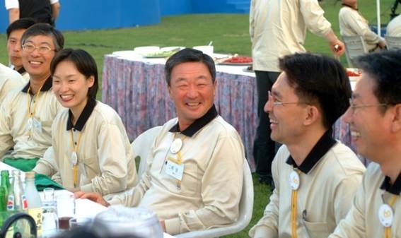 △2002년 5월 구본무 회장(가운데)이 직원들과 똑같이 행사로고가 새겨진 티셔츠를 입고 함께 어울리는 모습
