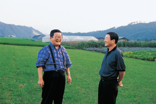 △1999년 8월 구 회장(오른쪽)과 구자경 명예회장(왼쪽)이 담소하고 있는 모습