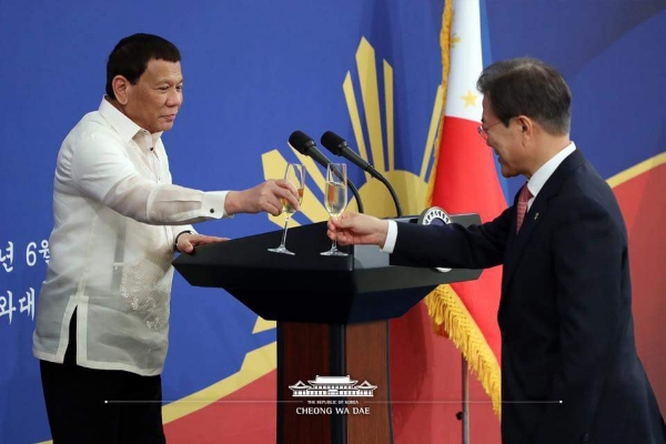 로드리고 두테르테 필리핀 대통령(좌)이 4일 오후 청와대에서 열린 공식만찬에서 문재인 대통령과 건배를 하고 있다. 청와대 제공 