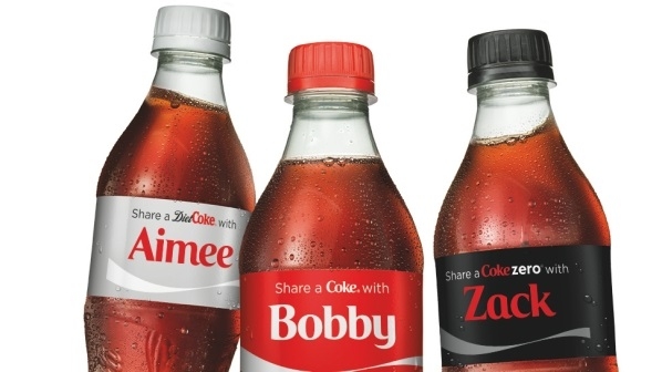 코카콜라는 이름을 새겨넣는 'Share a coke' 캠페인으로 매출 하락 위기를 극복했다. / 사진 = 코카콜라