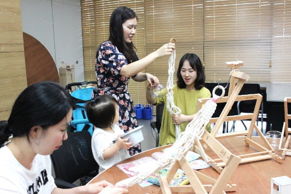 김포 풍무 푸르지오 입주민들이 지난달 21일 진행된 가드닝 클래스에서 마크라메(서양식 매듭공예)를 이용한 식물 장식물을 만들고 있다. / 사진=대우건설.