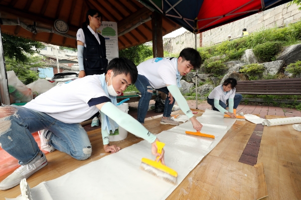 대우건설은 지난 13일 서울시 성북구에 위치한 노후주택을 보수하는 ‘희망의 집 고치기’ 봉사활동을 진행했다. /사진=대우건설.