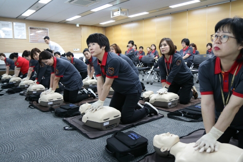 CJ엠디원 임직원들이 심폐소생술 교육을 진행하고 있다. CJ그룹 제공 