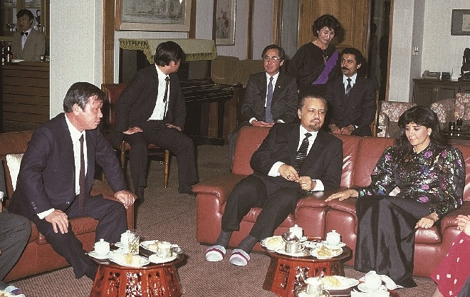 고 최종현 선대회장(왼쪽)이 1981년 초 내한한 야마니 사우디아라비아 석유장관(오른쪽에서 두번째)과 담소를 나누는 장면이다. 출처 : SK그룹.