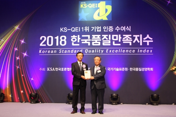 포스코건설은 18일 개최된 ‘2018년 한국품질만족지수(KS-QEI)’시상식에서 아파트부문 1위를 수상했다. /사진=포스코건설.