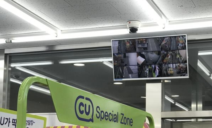 무인매장 지능형 보안 CCTV와 TV. /사진=한국투자증권