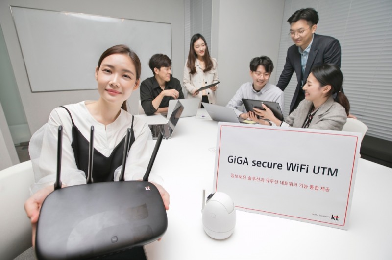 △모델들이 ‘기가 시큐어 WiFi UTM(GiGA secure WiFi UTM)’ 서비스를 시연하고 있다