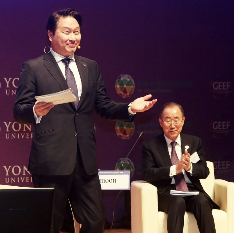 ▲ 올해 초 최태원 회장이 서울 서대문구 연세대 100주년 기념관에서 열린 ‘2018 글로벌 지속가능발전포럼(GEEF)’에 참석, ‘지속가능한 발전을 위한 기업의 역할에 관한 주제발표를 하고 있다.