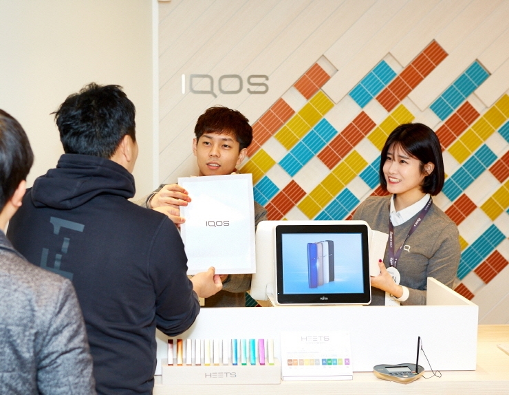 한국필립모리스가 15일 전국 5개 아이코스 스토어와 20개 일렉트로마트 내 아이코스샵에서 '아이코스3 (IQOS 3)'와 '아이코스 3 멀티 (IQOS 3 MULTI)' 판매를 시작했다. /사진제공=한국필립모리스