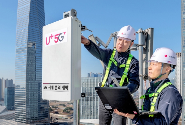 △LG유플러스 직원들이 5G 전파 발사에 앞서 인천 송도에 구축된 5G 기지국을 최종 점검하고 있는 모습/사진=LG유플러스