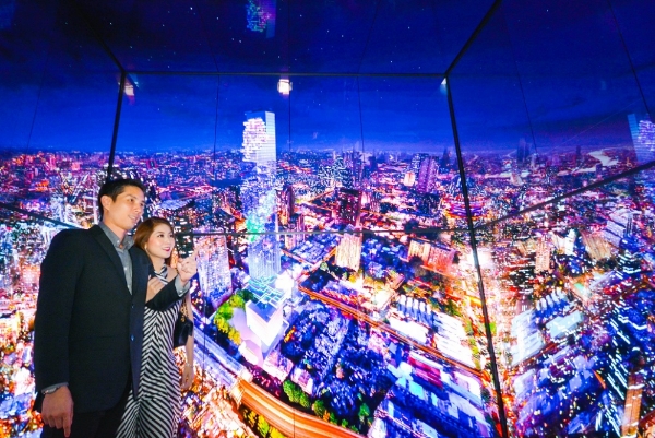 △태국 마하나콘 타워의 전망대 전용 엘리베이터 탑승객들이 내부 4면을 둘러싼 LG 올레드 사이니지를 통해 방콕의 모습을 감상하고 있다/사진=LG전자
