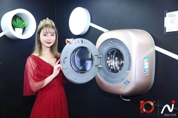 △2018 중국 '홍딩장' 수상식장에서 대우전자 벽걸이 드럼세탁기 '미니'를 소개하는 모델/사진=대우전자